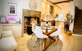 The Tenth House, Grade II Listed Georgian Town House, Wirksworth, Derbyshire, Peak District Cottage, Sleeps 4